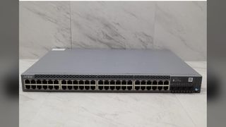نظرة عامة على محول الشبكة Juniper EX2300-48P