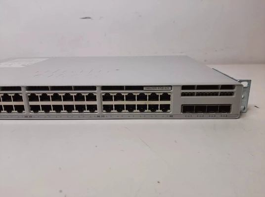 مفتاح سيسكو C9200L-48P-4G-E بـ 48 منفذًا يدعم تقنية PoE+ مع 4 وصلات صاعدة بسرعة 1 جيجابت
